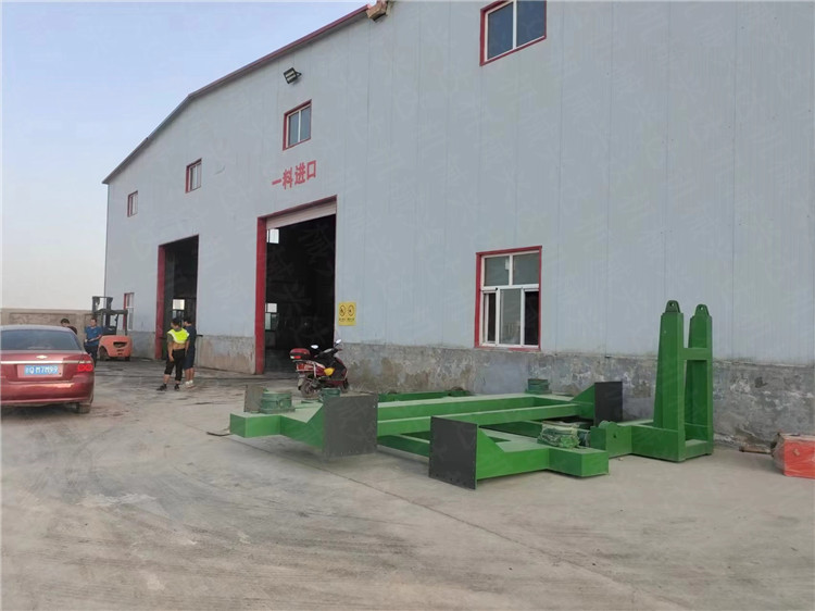 新疆喀什客戶(hù)年產(chǎn)10萬(wàn)噸分機(jī)有機(jī)肥生產(chǎn)線設(shè)備到達(dá)客戶(hù)現(xiàn)場(chǎng)準(zhǔn)備安裝